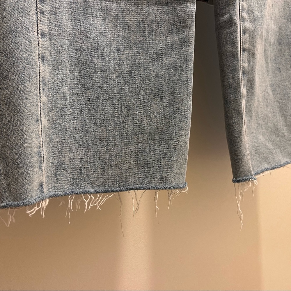 EUC Wide Leg Blue Jeans • Distressed Edge • Size 26 • Hidden brand